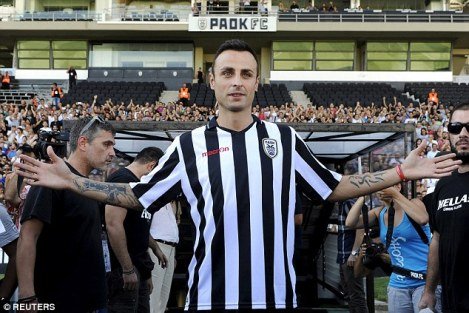 Berbatov introducing himself to the PAOK faithful in 2015